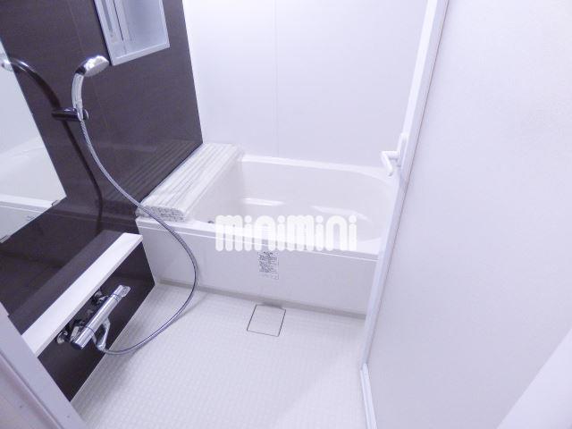 バス・シャワールーム　窓付き追い焚き付きのゆったりバスルーム