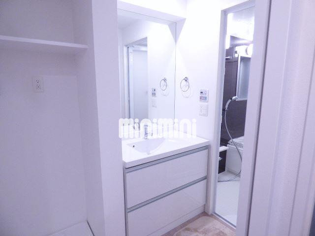 洗面設備　たっぷり収納できる独立洗面台です