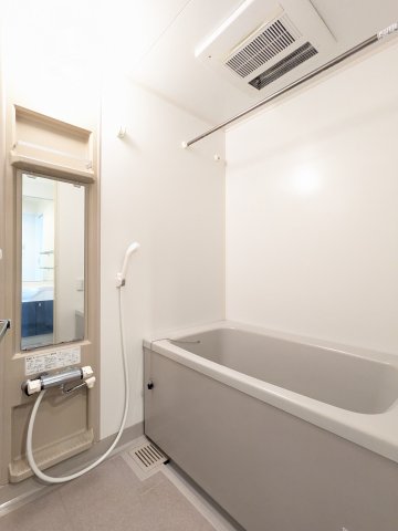 バス・シャワールーム　落ち着いた空間のお風呂です