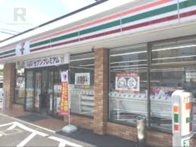 コンビニ　セブンイレブン枚方市役所前店（コンビニ）まで748m