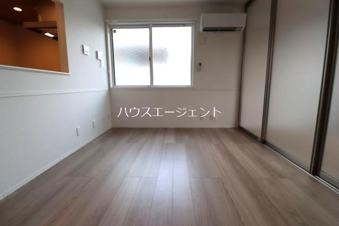 居室・リビング　10畳のLDK。扉を開ければ隣の洋室とつなげて使う事も出来ま