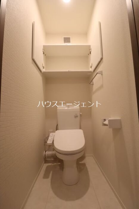 トイレ　トイレはウォシュレット付、収納もあります。
