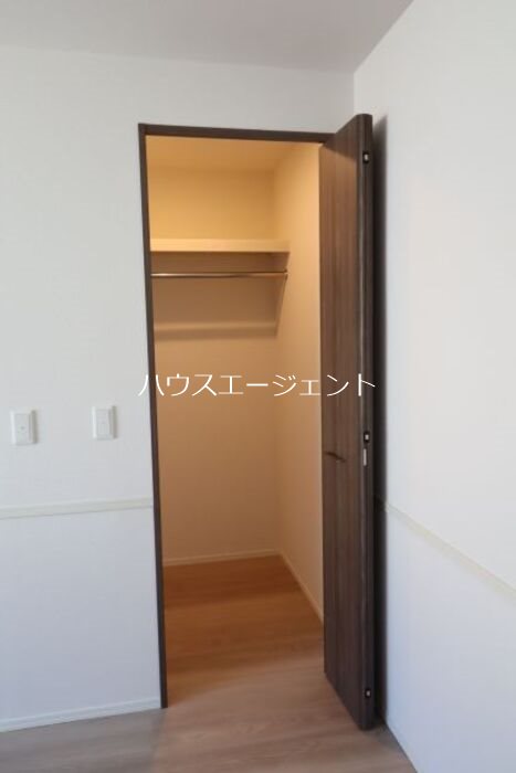 収納　6帖の洋室にはウィークインクローゼットがあります。