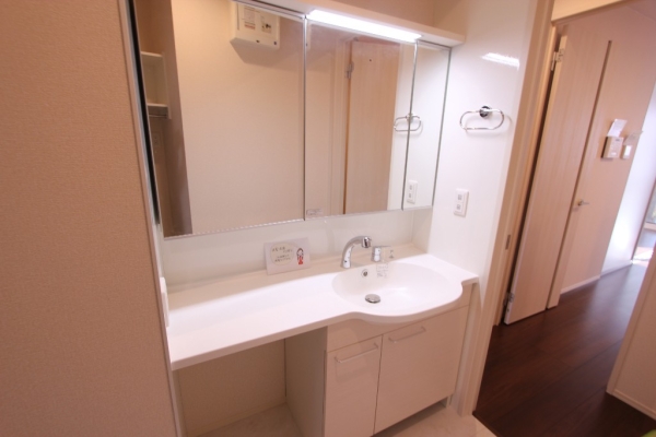 洗面設備　独立洗面台で朝の準備も快適です♪