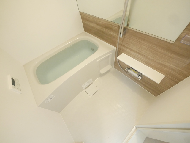 バス・シャワールーム　★鏡付の清潔感のあるバスルームです★