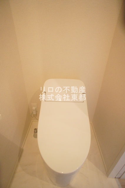 トイレ　白基調で清潔感のあるトイレです♪