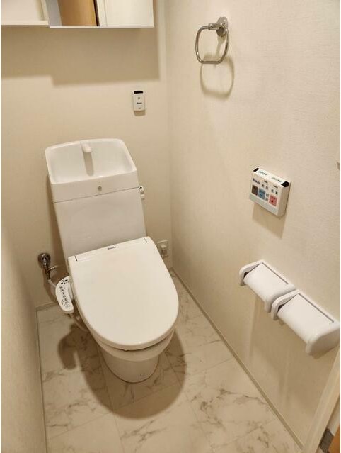 トイレ　落ち着いた色調のトイレです♪