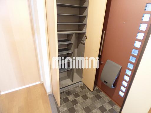 玄関　シューズボックスもタップリですよ