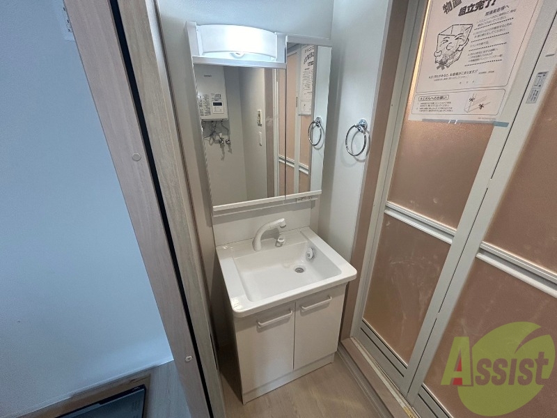 洗面設備　大きくて使いやすそうな独立洗面台になっています。