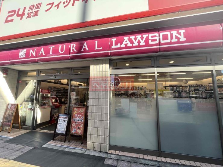 コンビニ　ナチュラルローソン上馬3丁目店（コンビニ）まで10m
