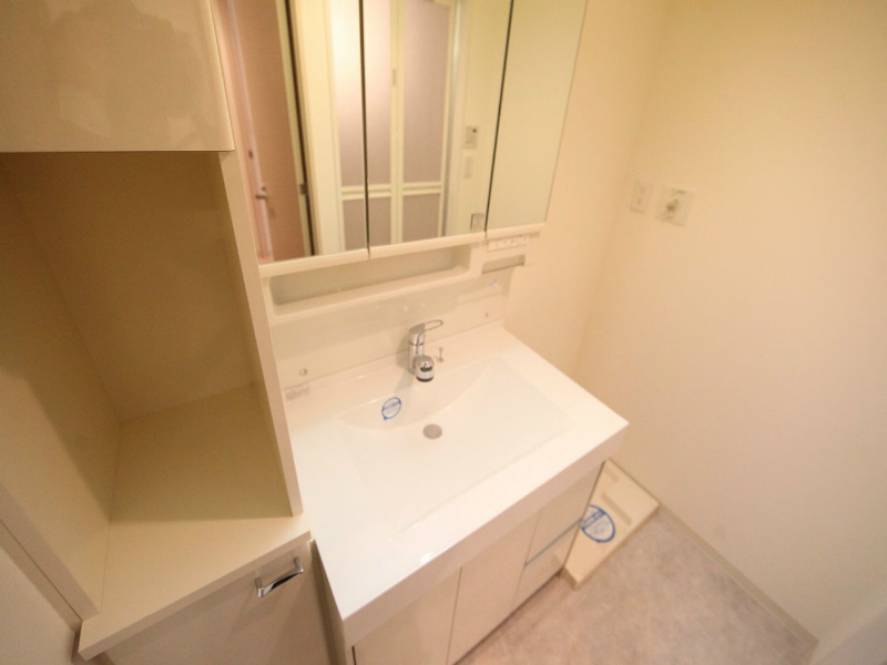 洗面設備　脱衣所　独立洗面台付（シャンプードレッサー付）棚付