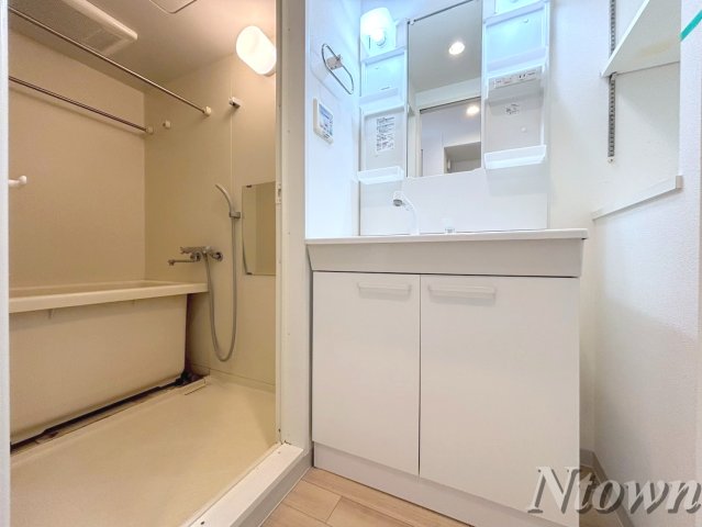 洗面設備　ゆったりとスペースのある洗面所