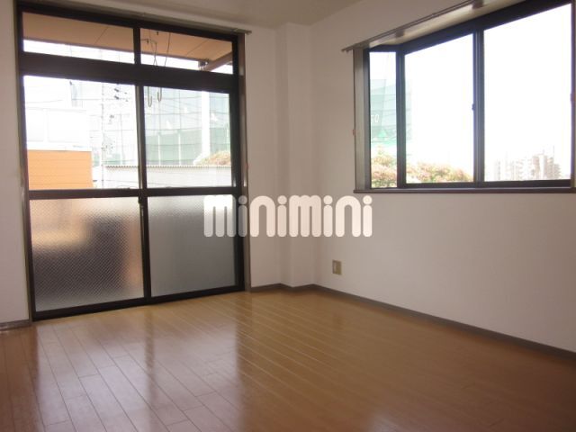 居室・リビング　角部屋で、出窓になっています