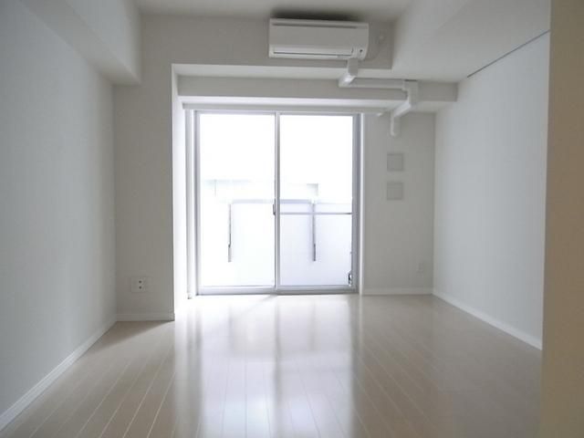 居室・リビング　フローリング仕上の明るいお部屋です