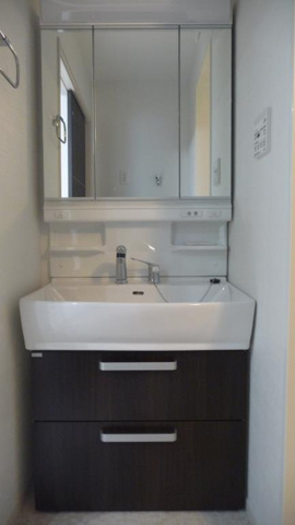 洗面設備　独立洗面化粧台が付いています