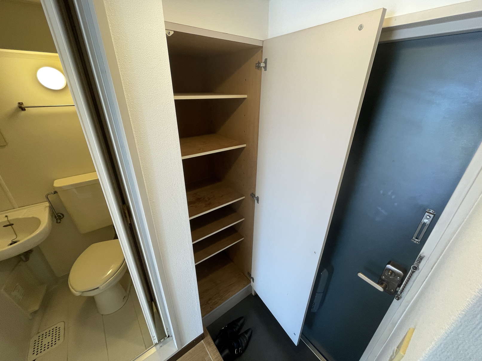 玄関　※同物件別号室の参考写真です。