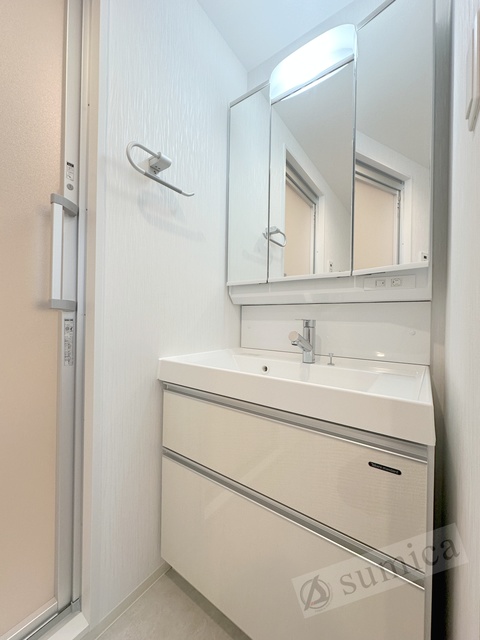 洗面設備　同施工写真です　階数により内装色が異なります