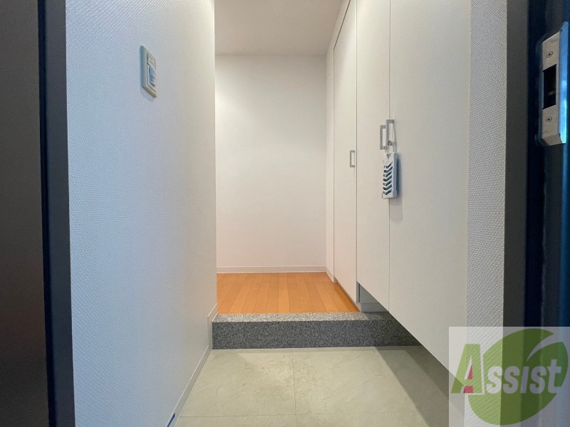 玄関　玄関です。ご覧の通り広々としていますね。