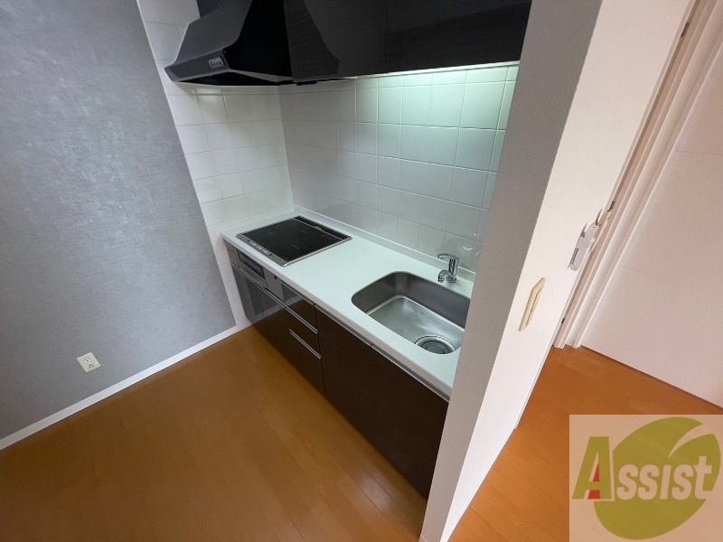 キッチン　ＩＨシステムキッチンです。お手入れも楽々ですね。