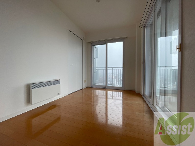 その他部屋・スペース　寝室はこちらです。光が差し込む、温かみのあるお部屋です。