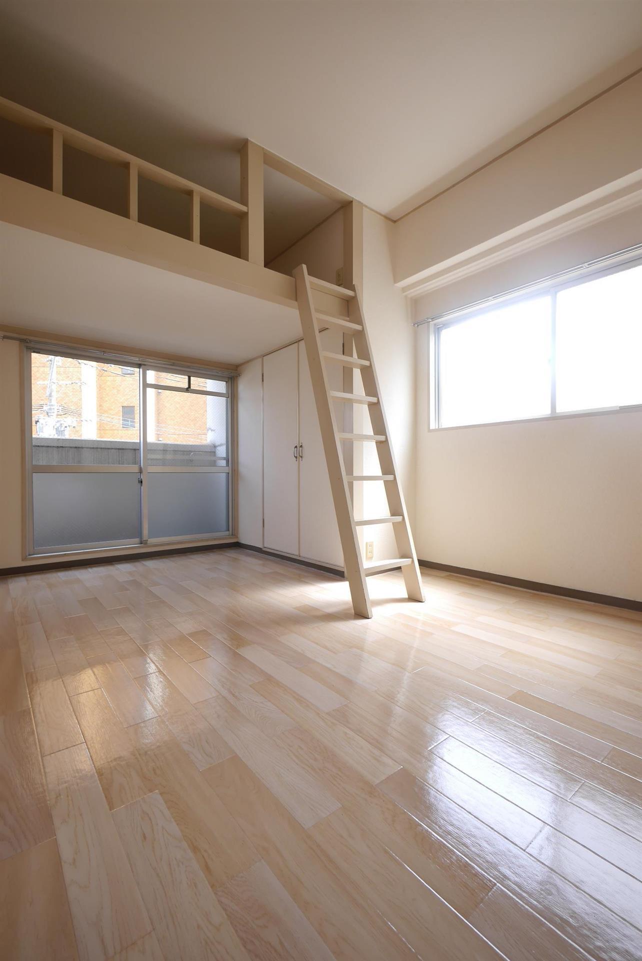 居室・リビング　角部屋で明るい室内