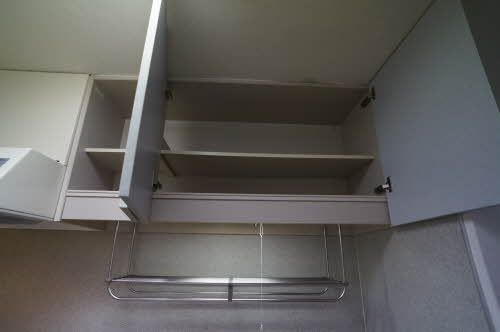 収納　キッチン吊戸棚