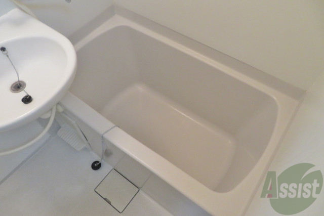 バス・シャワールーム　お風呂はひとりならゆったり浸かれる大きさでした。