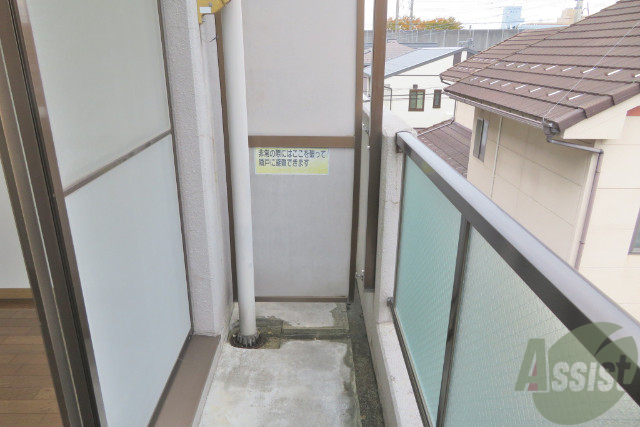 バルコニー　洗濯物が普通に干せる広さでした。普通に干せるが大事です。