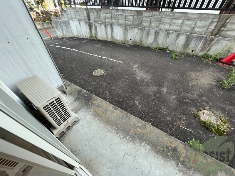 バルコニー　バルコニーは洗濯物を干すのに十分な広さがありますね。