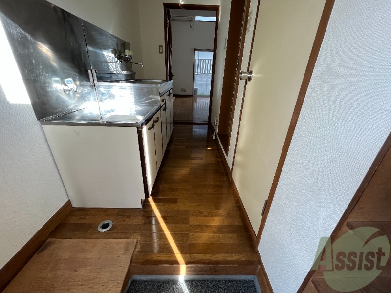 玄関　玄関から撮影しました。明るい印象ですね。