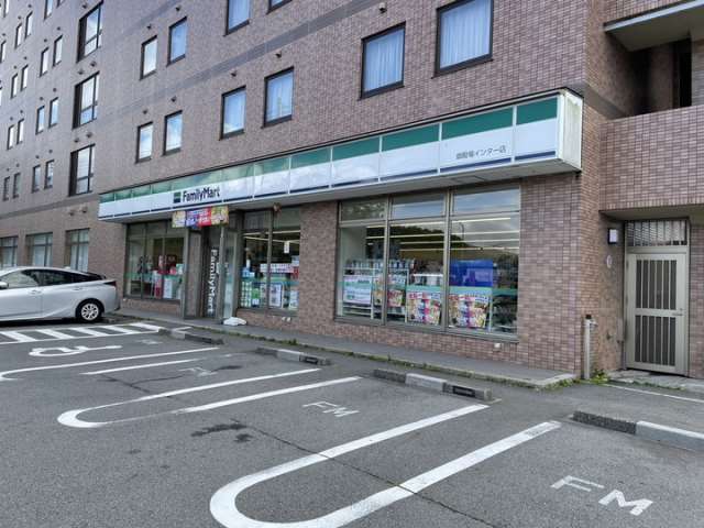 コンビニ　ファミリーマート御殿場インター店（コンビニ）まで725m
