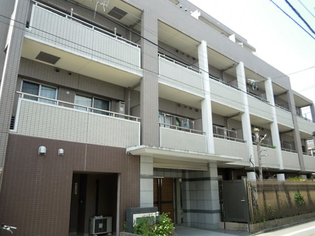 建物外観　鉄筋コンクリート造のがっちりとした建物。