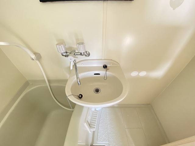 洗面設備　明るい洗面所です