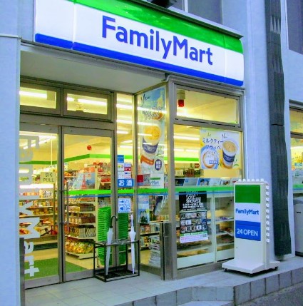 コンビニ　ファミリーマート五反田駅前店（コンビニ）まで219m