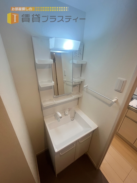 洗面設備　機能的な洗面台。