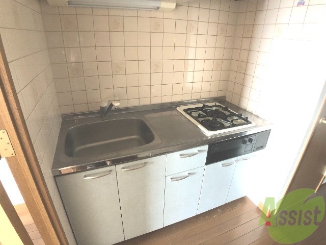 キッチン　２口コンロ付きのシステムキッチンです。初日から出来ますね。