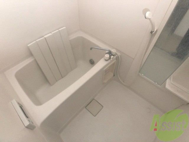 バス・シャワールーム　お風呂は追い炊き機能付きのゆったり浸かれる広さーー。