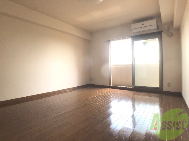 その他部屋・スペース　大きな窓と出窓から入る太陽光で毎朝、気持ちよく起きれそう。