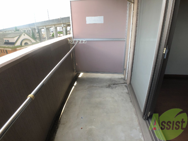 バルコニー　バルコニーはお洗濯を干すには十分な広さです。