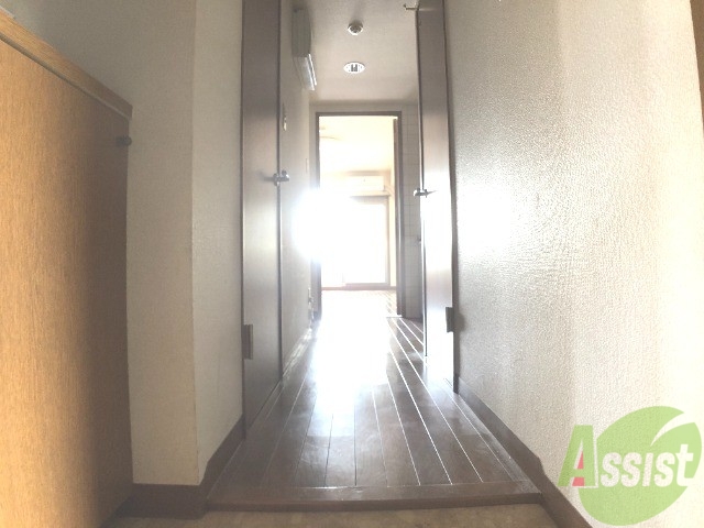 玄関　玄関もお部屋の雰囲気に合う色遣いです。