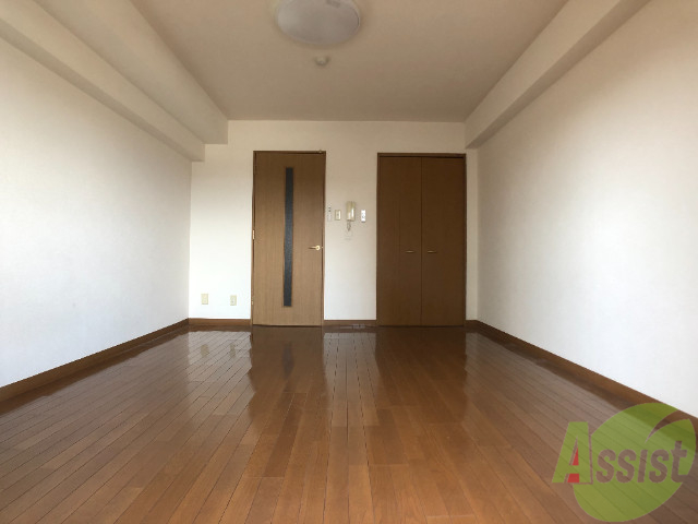 居室・リビング　９．１帖の広めの洋室です。大きな窓から陽光が差し込んで来ます