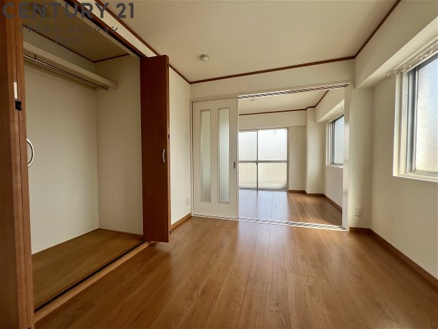 居室・リビング　床色が落ち着いた色合いで綺麗です♪