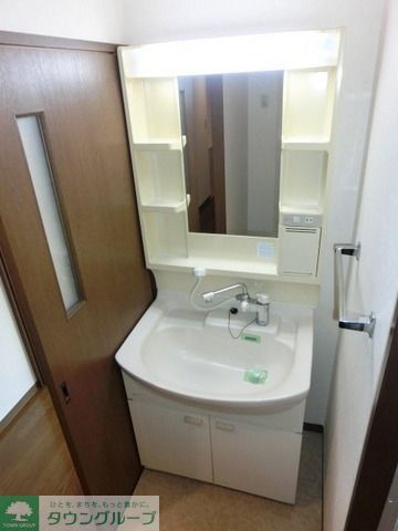 洗面設備　朝の支度に嬉しいシャワー付洗面所