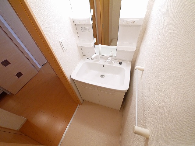 洗面設備　スペースが確保できる洗面所です