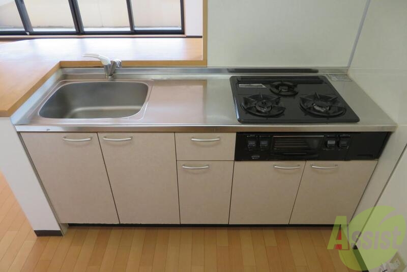 キッチン　大き目のキッチンでスペースも広く使いやすくなっております。