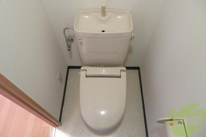 トイレ　ウォシュレット付きのシンプルなトイレですね。きれいです。