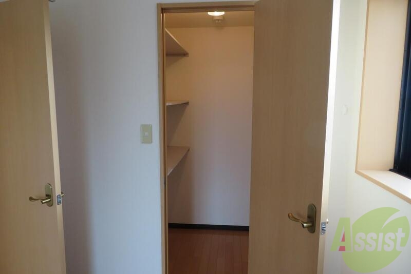 収納　こちらはクローゼットです。スーツやコート、いろいろ入ります。