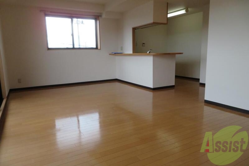 居室・リビング　大変広く、風通しの良いお部屋になっております。