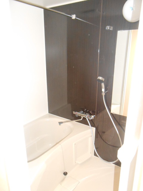 バス・シャワールーム　アクセントパネルがついたゆとりのあるバスルーム♪