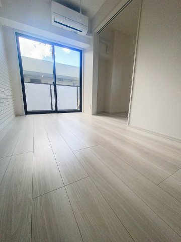 居室・リビング　落ち着いた色合いの床材を使用した居住空間です。